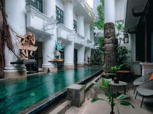 ein Swimmingpool mitten in einem Gebäude in der Unterkunft House of Tugu, Old Town Jakarta in Jakarta