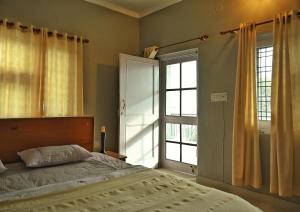 Giường trong phòng chung tại Ekaa Villa