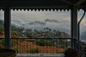 Cảnh núi rừng hoặc tầm nhìn ra núi từ the country house