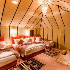 Postel nebo postele na pokoji v ubytování Merzouga Spectacular Luxury Camp