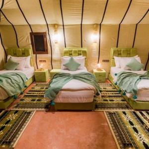 Postel nebo postele na pokoji v ubytování Merzouga Spectacular Luxury Camp