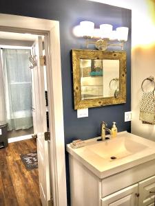 une salle de bain avec un lavabo et un miroir dans l'établissement Urban Coach Casa - Medical District- 10 to Downtown, à Chicago