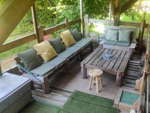 Posezení v ubytování Maisonnette perchée au cœur de la nature