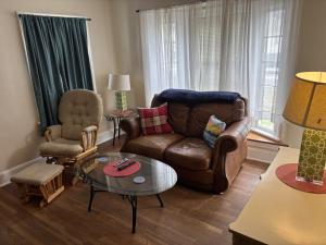 un soggiorno con un divano e un tavolino da caffè di Residential Bungalow home a Norfolk