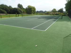 ein Tennisplatz mit einem Ball darauf in der Unterkunft Rose Cottage - sleeps 6 in Dorchester + 41 Fotos