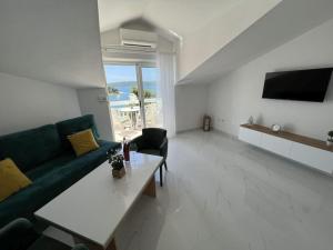 Televízia a/alebo spoločenská miestnosť v ubytovaní Apartment in Trogir with sea view, balcony, air conditioning, Wi-Fi (4786-2)