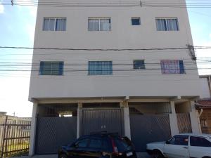 アパレシーダにあるBem estarの白い家の前に停められた車2台