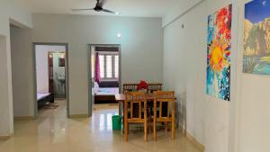 una habitación con una mesa y una pintura en la pared en Peaceful, Private, Perfect 2BHK 101, en Patna
