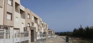 eine leere Straße vor einem Gebäude in der Unterkunft Dar Othman in Akouda