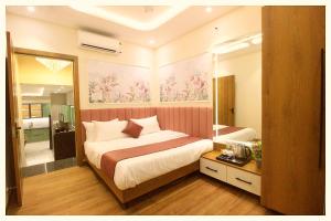Postel nebo postele na pokoji v ubytování HOTEL Y S V I Near Sea Beach And Jagannath Temple - Free Wifi- Lift and Parking Facilities - Fully Air Conditioning Room & Luxuary Rooms - A Top Rated Hotel In Puri + 17 fotografií