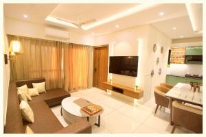 TV a/nebo společenská místnost v ubytování HOTEL Y S V I Near Sea Beach And Jagannath Temple - Free Wifi- Lift and Parking Facilities - Fully Air Conditioning Room & Luxuary Rooms - A Top Rated Hotel In Puri