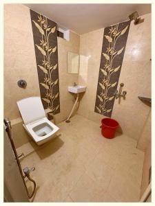 Koupelna v ubytování HOTEL Y S V I Near Sea Beach And Jagannath Temple - Free Wifi- Lift and Parking Facilities - Fully Air Conditioning Room & Luxuary Rooms - A Top Rated Hotel In Puri