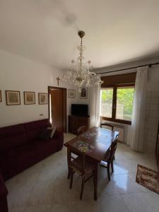 a living room with a table and a couch at Country House la Quercia in Mogliano Veneto