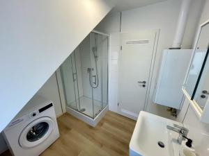 a bathroom with a shower and a washing machine at Moderne Monteur- und Familienwohnung auf Zeit in Remscheid Süd in Remscheid