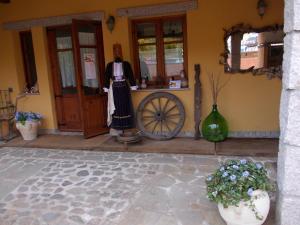 a shop with a woman in a dress and a wheel at B&B San Leonardo in Muravera