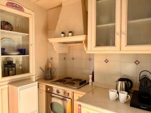 Kuchyň nebo kuchyňský kout v ubytování BELLE ILE LAKE VIEW SUITE
