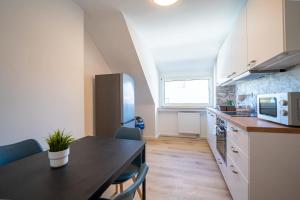 a kitchen with a table and a dining room at Moderne Monteur- und Familienwohnung auf Zeit in Remscheid Süd in Remscheid
