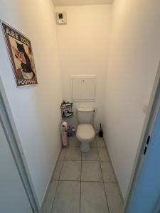 a small bathroom with a toilet in a room at Appartement 2 personnes sur Amiens in Amiens +1 photo