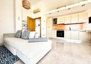 Φωτογραφία από το άλμπουμ του Pgs Immobiliare srls Bellavista Maria Attico con vista mare e parcheggio privato La Maddalena σε La Maddalena