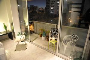 a balcony with two chairs and a view of a city at Departamento Calle 46 in La Plata