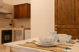 a kitchen with blue and white dishes on a table at Casa Caminari in Grottaglie