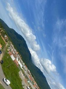 an overhead view of a mountain with a blue sky at Paraíso Montanha e Mar in Peruíbe