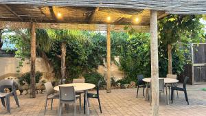 Taman di luar Masseria La Fica