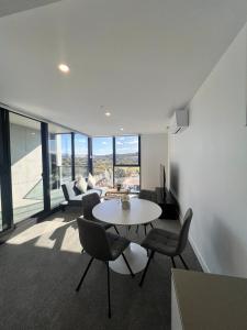 Posezení v ubytování Brand new 1 bedroom apartment near Hospital, Westfield and pool gym