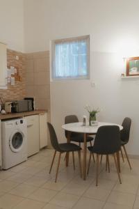 Kuchyňa alebo kuchynka v ubytovaní NEW - Golden Central Budapest Apartment