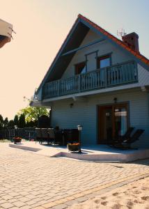 Casa blu con balcone e patio. di Ostoja Konarzewo a Pogorzelica
