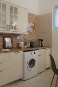 Kuchyňa alebo kuchynka v ubytovaní NEW - Golden Central Budapest Apartment