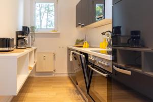 a kitchen with a sink and a stove at Ferienwohnung für den Perfekten Work-Life-Ausgleich in Spremberg