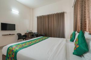 Treebo Pappilon Palace - PVS Circle客房内的一张或多张床位