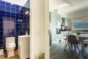 ein Bad mit einem WC und einem Tisch mit Stühlen in der Unterkunft Casa Barcelos View in Funchal + 7 Fotos