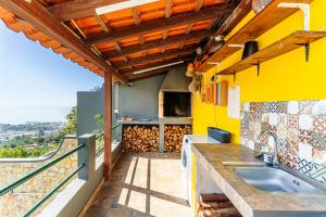 eine Küche mit einem Waschbecken und einem Balkon in der Unterkunft Casa Barcelos View in Funchal