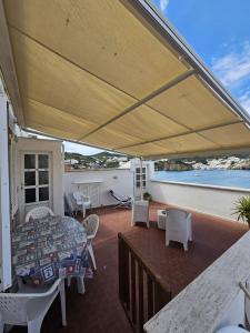 un patio con cama, mesa y sillas en Terrazzo Sul Porto, en Ponza