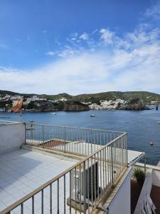 Un balcón con vista a un cuerpo de agua. en Terrazzo Sul Porto, en Ponza 2 fotos más