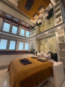 Posteľ alebo postele v izbe v ubytovaní DeLuxury Mirror Apartament Centrum