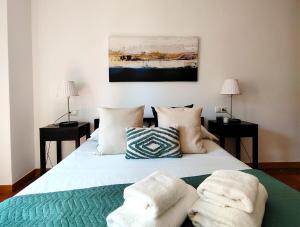 Paseo de Almería Suites en pleno centro de Almería, 2 Hab房間的床