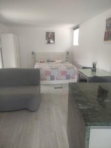 un soggiorno con un letto e un divano di Retiro Maria Idalina ad Amarante