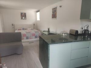 una cucina con piano di lavoro e una camera con letto di Retiro Maria Idalina ad Amarante