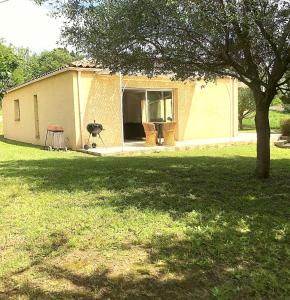 a small house with a grill in a yard at Le Clos St Roch- Family home in Montpellier! in Montpellier