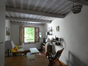 a living room with a table and chairs at Duplex en plein centre de L'Isle sur La Sorgue in L'Isle-sur-la-Sorgue