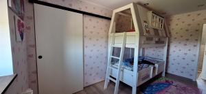 Ferienhaus für max6Gäste 2Kids 4Erwn客房内的一张或多张床位