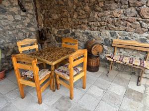 Mony Hotel tesisinde bir oturma alanı