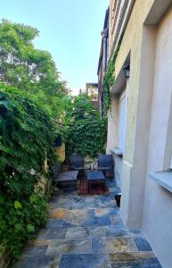 un patio con sedie e piante in un edificio di Terrasse et balnéo au cœur de Monplaisir a Lione