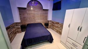 Habitación con cama en una habitación con pared en Complejo Alicia, en General Gutiérrez