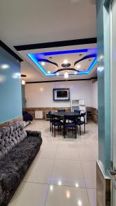 comedor con sofá y mesa en Complejo Alicia, en General Gutiérrez