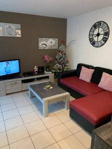 TV a/nebo společenská místnost v ubytování L Édelweiss et sa piscine