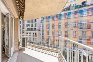 a balcony with a view of a building at Suite de Dijon FSHH in Nice +10 photos